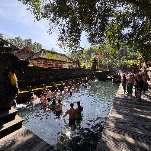 Bali_-_bathing_(Melukat)_at_Pura_Tirta_Empul_(2025)_-_img_07