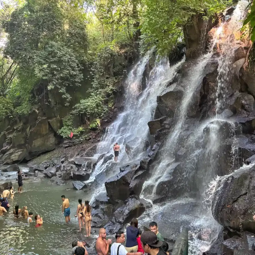 kanto-lampo-waterfall-crowds-1170x878